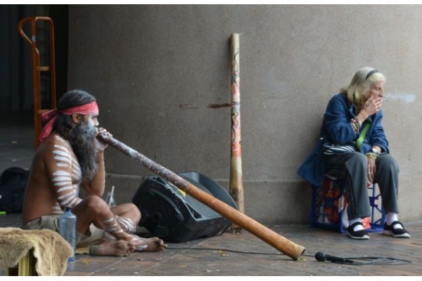 Seorang pria Aborigin sedang memainkan didgeridoo di Circular Quay, Sydney (Foto: BBC)