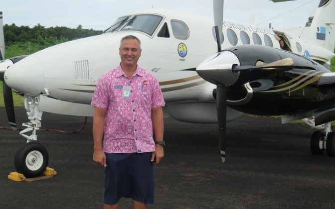 Salah satu pesawat Forum Fisheries Agency yang baru ditempatkan di Samoa dan Kepala Komisi Polisi Samoa, Hans Joachim Keil. - RNZI