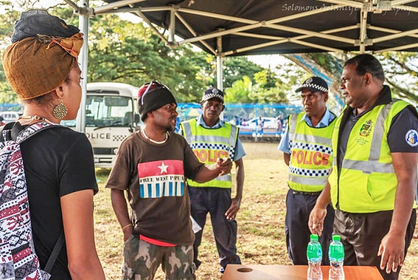 Local West Papua Activist Ben Didiomea, questioning members of the Royal Solomon Islands Police Force (RSIPF) why they confiscated teh Morning Star flag.[Photo: Solomons Aelanlife Photography]