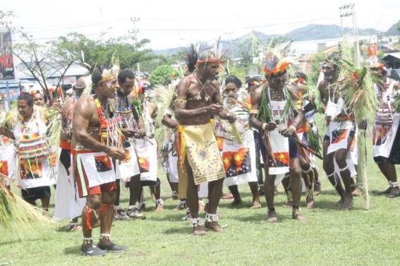 Masyarakat Papua New Guinea ketika melakukan tarian adat di kota Jayapura - (Jubi/Hengky Yeimo)