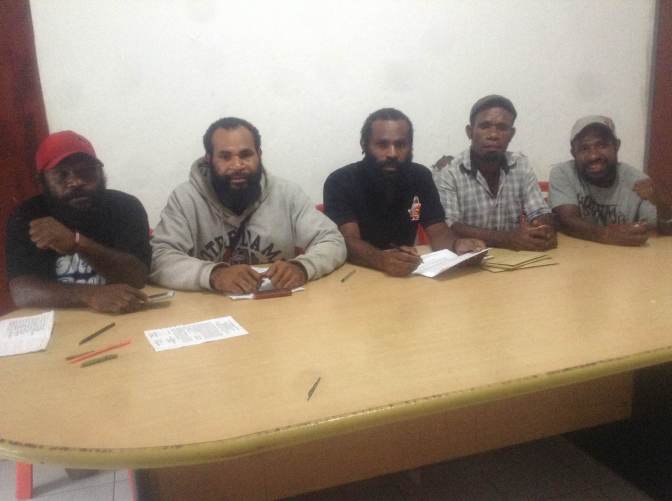 Jumpa Pers Komite Aksi ULMWP. Dari kiri, wakil Jenderal Lapangan, Yaluok Wantik, Sekretaris Komite Legislatif ULMWP, Elieser Anggaynggom, Jenderal Lapangan Komite Aksi, Boy Daby, dan anggota Komite Aksi (Jubi/Mawel)