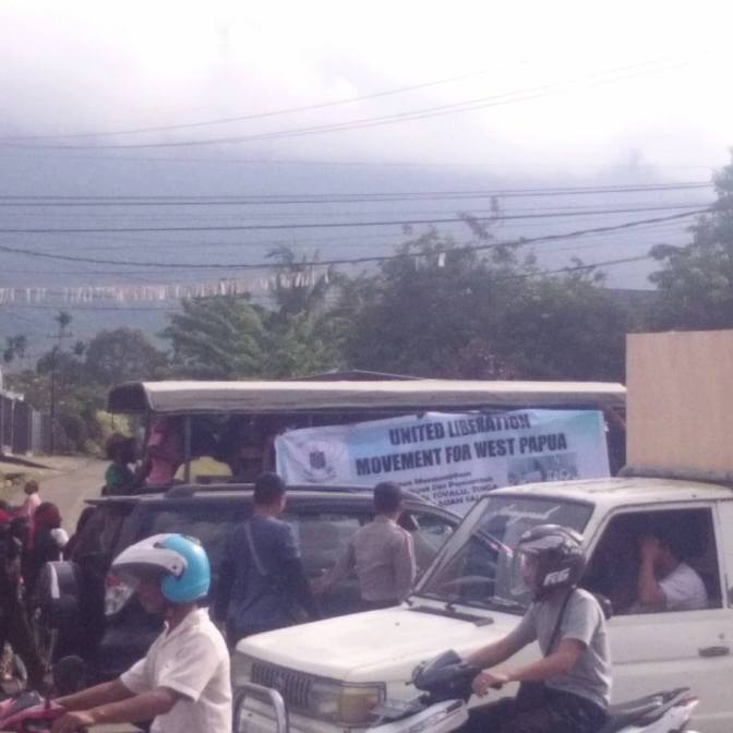 A DEFIANT WEST PAPUAN BEFORE INDONESIAN SOLDIERS.