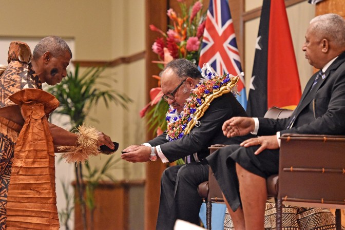 Perdana Menteri Papua Nugini, Peter O Neill, disambut secara tradisional oleh Perdana Menteri Fiji, Voreqe Bainimarama, di Suva Senin kemarin (9/7/2018). - Fiji Times/RAMA