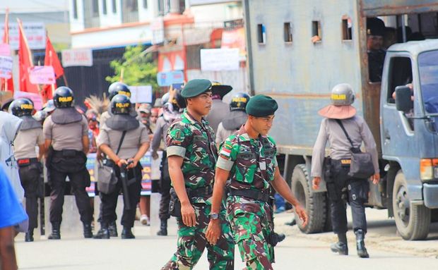 Indonesian police and military, seen here controlling a Papuan demonstration in Jayapura in 206, have launched a joint operation to pursue the West Papua Liberation Army in Nduga regency. Photo: Whens Tebay