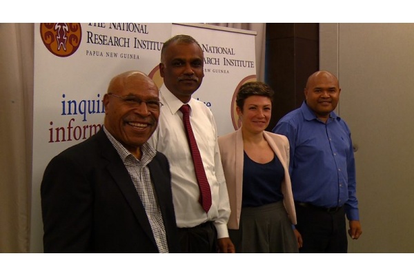 Profesor Satish Chand (kedua dari kiri) (Foto: EMTV.com.pg)