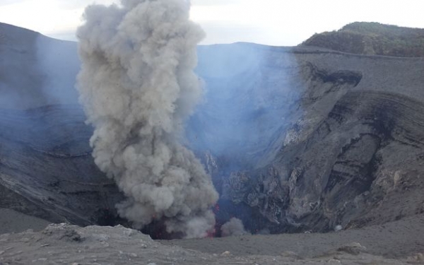 Warnings as Vanuatu volcanoes rumble The constantly erupting crater of Mt Yasur, on the Vanuatu island of Tanna, pictured in 2016